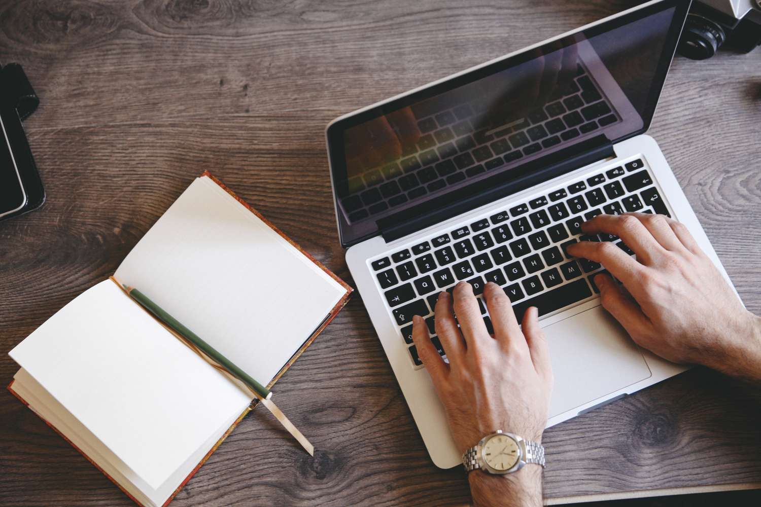 writing-on-a-laptop-468420712-5b1d350104d1cf003ce9029b